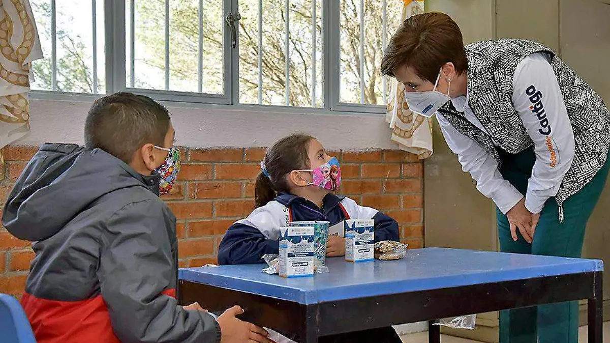 presidente del DIF Estatal con niños